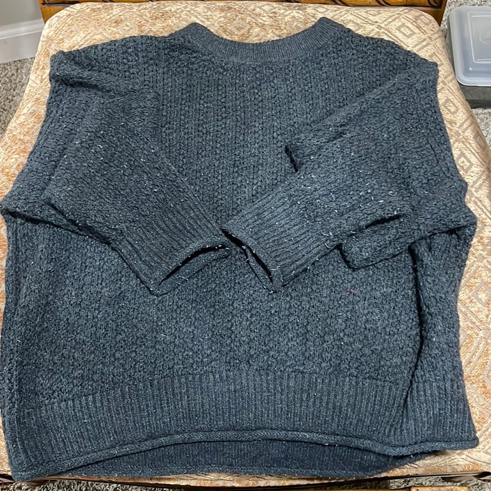 Dark grey, L, sweater! Worn a few times and has some pilling.